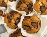 Foto langkah ke 3 dari resep Banana Choco Chip Muffin with Peanut Butter Filling.