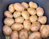Une image de l'étape 1 de Pommes de terre grenailles à l’air fryer.