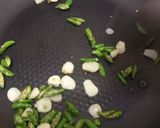 รูปขั้นตอนการทำที่ 1 ของ ข้าวกะเพราไก่ไข่ดาว