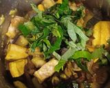 Hình bước làm 3 của món Tảo xoắn, tempeh om chuối đậu