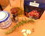 Foto del paso 1 de la receta Aceite aromatizado de tomates secos, romero y tomillo
