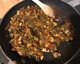 Une image de l'étape 6 de Champignons monstres farcis (oignon de roscoff,salicornes,sauce tomate maison,épices).
