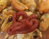 A picture of step 4 of Mussels in a garlic tomato sauce.