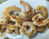 Foto del paso 8 de la receta: Brocheta de langostinos y figatells de calamar con picadillo de almendra