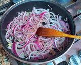 Foto del paso 6 de la receta: Dorada y gambas con cebollas confitadas a la Canela y pasas