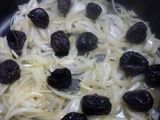 Pollo con ciruelas