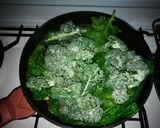 Foto del paso 3 de la receta Espinacas salteadas con pasas, nueces y salsa de soja