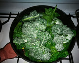 Foto del paso 3 de la receta: Espinacas salteadas con pasas, nueces y salsa de soja