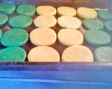 Foto del paso 6 de la receta: Alfajores de maicena de varios colores rellenos con mermelada 