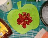 Foto langkah ke 1 dari resep Strawberry Milkshake.