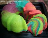 Foto langkah ke 7 dari resep Bolu kukus warna warni.