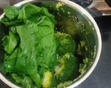 A picture of step 3 of Creamy Spinach and broccoli soup.
