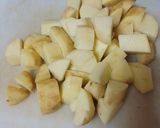 Foto del paso 1 de la receta: Buñuelos de puré de papas, abadejo, palitos de cangrejo y cebolla sofrita con ensalada