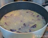 Foto del passaggio 4 della ricetta Vellutata di patate viola con salsa allo yogurt e guanciale croccante