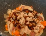 รูปขั้นตอนการทำที่ 6 ของ ผัดหมูสไลด์ กุนเชียง กับซอสเทอริยากิ