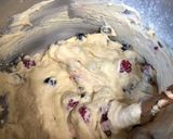 Φωτογραφία βήματος 7 της συνταγής Bundt κέικ με μύρτιλλα-σμέουρα και γλάσο λευκής σοκολάτας