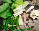 Hình bước làm 1 của món Ăn sáng với mì gói bò viên xúc xích