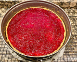 Foto del paso 7 de la receta: Tarta de yogur con mermelada de frambuesas