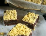 Foto langkah ke 7 dari resep Streusel Banana Brownies.