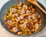 Foto del paso 4 de la receta: Champiñones guisados con calamares, gambas y jamón