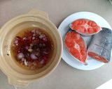 Hình bước làm 1 của món Cá hồi kho hành ớt