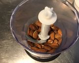 Une image de l'étape 1 de Gâteau moelleux aux amandes et pamplemousse.