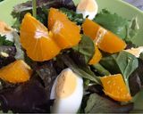 Foto del paso 5 de la receta: Ensalada de brotes tiernos, con salsa de queso Roquefort, pasas y mandarina