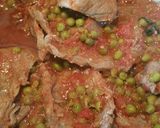 Foto del passaggio 2 della ricetta Carne al pomodoro e piselli