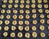 Foto langkah ke 3 dari resep Crunchy Cheese Thumbprint.