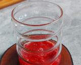 Foto langkah ke 4 dari resep Strawberry Iced Latte.