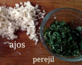 Foto del paso 5 de la receta: Chipirones a la plancha, con picada de ajo y perejil