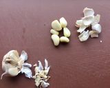 A picture of step 5 of Trick: How to peel a garlic (so your hands don’t smell of it).
