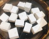 Hình bước làm 3 của món Canh Chua Nấm Bào Ngư Nấu Lá Me