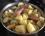 Foto del paso 1 de la receta: Salchichas frescas con papas y calabacín