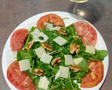 Foto del paso 1 de la receta: Ensalada de tomate rosa, rúcula, Grana Padano y nueces