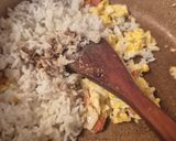 Foto langkah ke 2 dari resep Nasi Goreng Telur Sosis.
