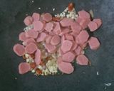 Foto langkah ke 2 dari resep Nasi Goreng Sosis.