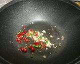 รูปขั้นตอนการทำที่ 2 ของ หน่อไม้ดองผัดหมูสับใบยี่หร่า