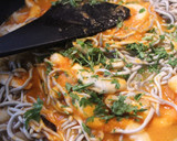 Foto del paso 6 de la receta: Gulas con gambas al ajillo y tomate frito