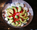 Foto del paso 3 de la receta: Ensalada de mozzarella, aguacate y tomate al aceite de albahaca