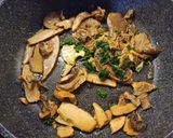 Foto del passaggio 2 della ricetta Linguine con funghi porcini secchi