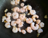 Foto del paso 2 de la receta: Huevos fritos con gulas y gambas