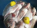 Ikan mujair dan telor ceplok pesmol acar kuning