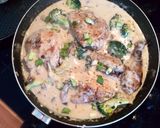 A picture of step 5 of Creamy mushroom broccoli chicken.