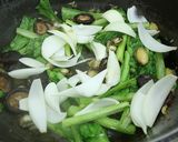 Hình bước làm 2 của món Bào ngư xào nấm đông cô