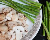 A picture of step 1 of Creamy Mushroom with Asparagus.