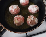 Foto del paso 5 de la receta: Bocata de albóndigas gratinadas en salsa de tomate con camembert y pesto