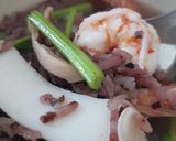 รูปขั้นตอนการทำที่ 3 ของ "ข้าวต้มไรซ์เบอร์รี่ทะเล" Seafood Riceberry Porridge 🦐🦑🥣