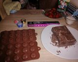 Foto del paso 1 de la receta: Bombones de chocolate con relleno de fresa 🍓 🍫