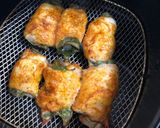 Hình bước làm 5 của món Ức gà cuộn lá lốt nướng Air fryer-Eatclean